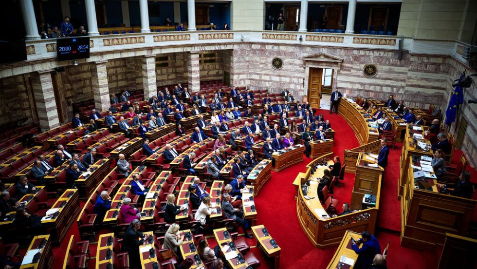 Από τους 300 βουλευτές ψήφισαν 254. Υπέρ του νομοσχεδίου επί της αρχής 176. Κατά 76. «Παρών» 2. Από τη Ν.Δ. 107 ψήφισαν υπέρ, 20 κατά και 31 απείχαν